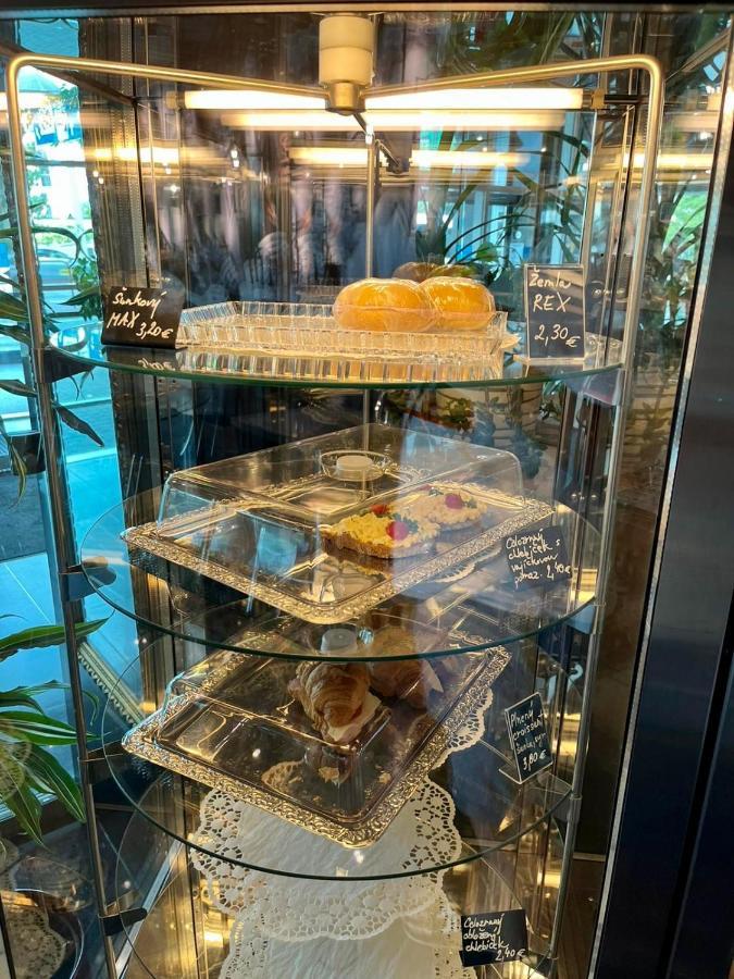 De Luxe 4 May Plaza Bratislava Exteriör bild