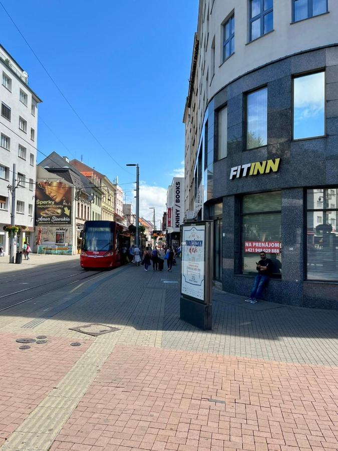 De Luxe 4 May Plaza Bratislava Exteriör bild